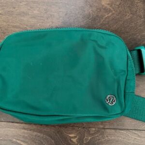 lululemon athletica “everywhere” emerald green belt bag